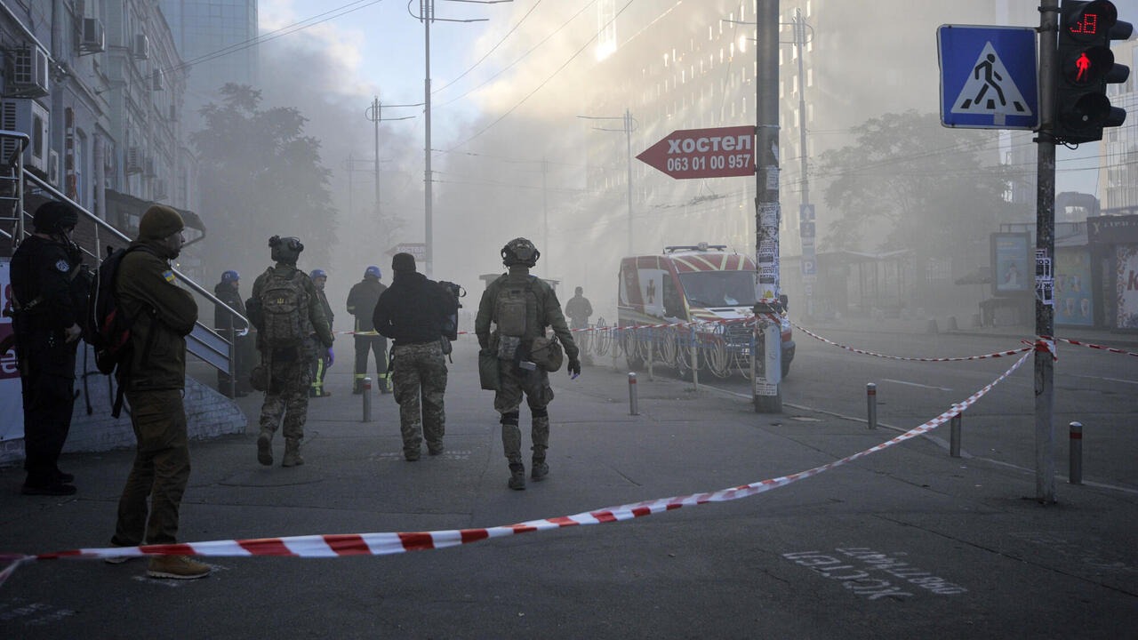 Gatubild från Ukrainas huvudstad Kiev efter bombnedslag från en rysk drönarattack.