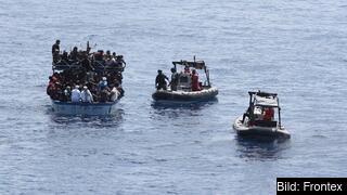 Frontex möter en överlastad båt med migranter och möjliga asylsökande någonstans i Medelhavet 2018.