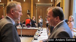 Vänsterpartiets ledare Jonas Sjöstedt och statsminister Stefan Löfven (S) diskuterar i EU-nämnden. Arkivbild.