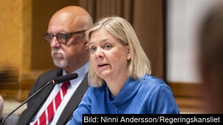 Statsminister Magdalena Andersson (S) tillsammans med EU-minister Hans Dahlgren (S) i riksdagens EU-nämnd. Arkivbild.