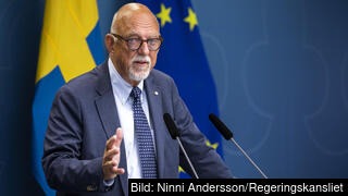 EU-minister Hans Dahlgren (S) under fredagens pressträff. 