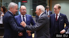 I mitten EU:s utrikesrepresentant Josep Borrell och till höger Sveriges utrikesminister Tobias Billström (M) under måndagens möte i Bryssel.